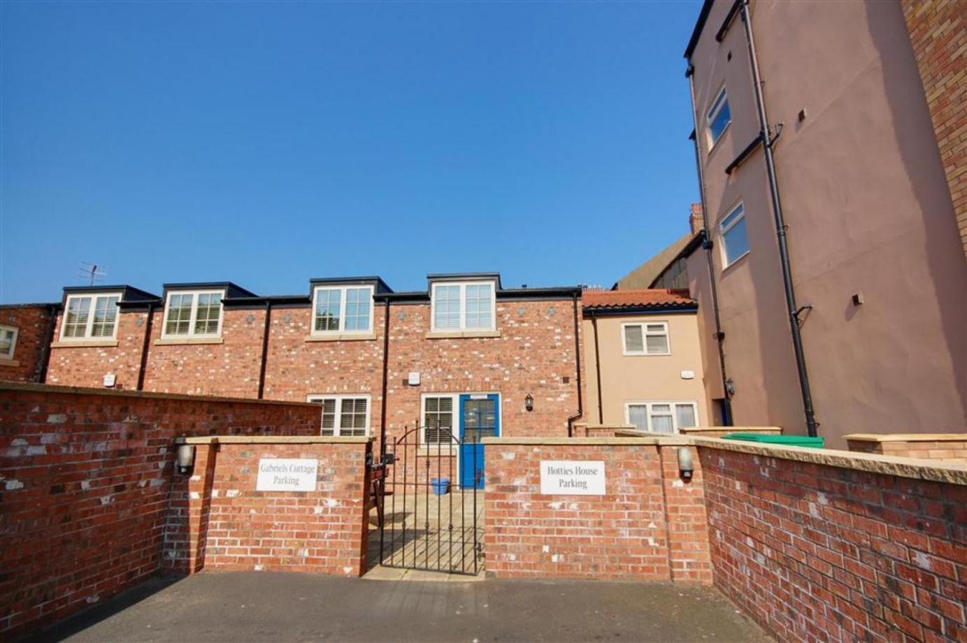 Hotties House - Two-Bed Cottage, Dog-Friendly & Off-Street Parking - Scarborough Esterno foto